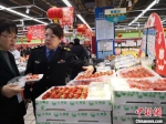 图为2019年1月，兰州市场监管部门检查超市商品质量。(资料图) 刘薛梅 摄 - 甘肃新闻