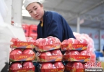2020年10月，甘肃静宁县一企业工人对苹果进行精细化包装。(资料图) 杨艳敏 摄 - 甘肃新闻