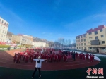 图为街舞老师教授藏族学子跳街舞。　陈善雄 摄 - 甘肃新闻