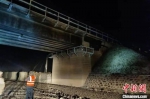 图为铁路工作人员正在检查桥梁设备。　兰州铁路局供图 - 甘肃新闻