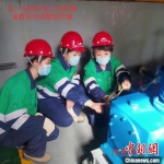 图为金鑫(右一)培训新员工。(资料图) 金川集团有限公司动力厂供图 - 甘肃新闻