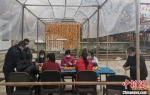 图为税务干部与村民们一起制作柿饼。(资料图) 甘肃省税务局供图 - 甘肃新闻