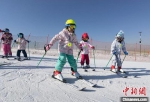 图为小学生体验滑雪。 - 甘肃新闻