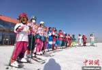 图为小学生滑雪前做准备。　刘玉桃 摄 - 甘肃新闻