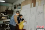 图为幼年时的常飞在祖父祖母常书鸿、李承仙的指导下绘画。(资料图) 受访者供图 - 甘肃新闻