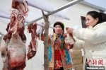为迎接在兰州新家的第一个春节，在内蒙古从事酒店管理的杨周马草回家特意购买了羊肉。她和妹妹翻晒羊肉。　丁思 摄 - 甘肃新闻