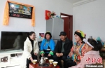 图为杨周马草一家人喝着藏式奶茶，聊着今年春节怎么过。　丁思 摄 - 甘肃新闻