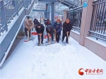 兰州市城关区万余名干部职工上街扫雪铲冰 - 中国甘肃网