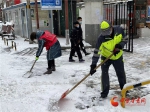 兰州市城关区万余名干部职工上街扫雪铲冰 - 中国甘肃网