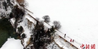 2月5日，游客在甘肃陇南市宕昌县官鹅沟国家森林公园逐冰嬉雪。　刘辉 摄 - 甘肃新闻