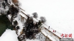 2月5日，游客在甘肃陇南市宕昌县官鹅沟国家森林公园逐冰嬉雪。　刘辉 摄 - 甘肃新闻