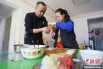图为兰州小学生毛艺霖在家和父亲学习“五彩福袋”制作过程，这也是她的寒假作业之一。　艾庆龙 摄 - 甘肃新闻