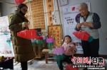 图为温存林和家人挂灯笼，庆祝元宵节。　郭惠民 摄 - 甘肃新闻