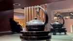图为酒泉夜光杯厂里陈列的夜光杯茶艺文化产品——精品悬环玉壶。王牧雨 - 甘肃新闻