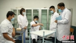 图为学生在进行外科打结考核。(资料图) 甘肃中医药大学第一临床医学院供图 - 甘肃新闻