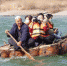 2月24日，年过七旬的兰州羊皮筏子制作技艺第三代传承人张德宝在黄河上划着羊皮筏子。(资料图) 九美旦增 摄 - 甘肃新闻