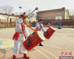 图为刘玉均(右一)身穿青花服与队员一起练习动作。　张婧 摄 - 甘肃新闻