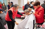 图为何军带领公司组建的爱心理发队为困难老人理发。(资料图) 岳婧婧 摄 - 甘肃新闻