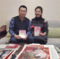图为陈晓斌(左)向中新网记者介绍他所收藏的舞剧《丝路花雨》相关珍贵资料情况。　崔琳 摄 - 甘肃新闻