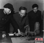 1971年，时任甘肃省博物馆负责人王毅(左)为郭沫若先生(中)介绍铜奔马。甘肃省博物馆供图 - 甘肃新闻