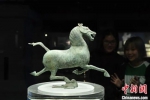 2020年6月17日，参观者欣赏甘肃省博物馆展出的“铜奔马”真品。中新社记者 杨艳敏 摄 - 甘肃新闻