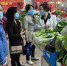 3月中旬，兰州市市场监督管理局检查菜市场蔬菜供应、价格等问题，保障疫情防控期间生活必需品供应。　兰州市市场监督管理局供图 - 甘肃新闻