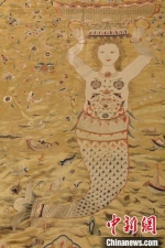 清代米黄色绸缎广绣美人鱼、花鸟纹床围 广东省博物馆 供图 - 甘肃新闻