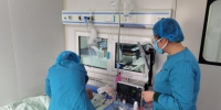 图为医护人员在造血干细胞移植仓内护理患者。　王立 摄 - 甘肃新闻
