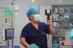 手术中，麻醉医师王迎斌要时刻监测、调整、维持患者生命体征的平稳，确保手术顺利完成，重要性不言而喻。　九美旦增 摄 - 甘肃新闻
