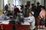 2016年，兰大二院医护团队在甘肃临泽为民众进行义诊活动。(资料图) 兰大二院供图 - 甘肃新闻
