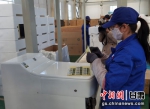 图为4月17日，张掖兰标生物科技有限公司无水免冲智慧生态厕所技术生产线。冯志军 摄 - 甘肃新闻