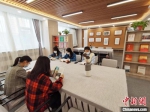 近日，在国网甘肃电力党校职工书屋，正在举行青年职工读书交流活动。　徐雪 摄 - 甘肃新闻