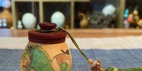 图为阮熙越将“绿马”等社会热点创新融入刻葫芦，制作出茶叶罐，增加其实用价值。(资料图) 阮熙越供图 - 甘肃新闻
