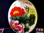 图为蛋雕作品上的牡丹花。　艾庆龙 摄 - 甘肃新闻