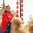 图为甘肃甘州甘浚镇干部着古装、骑骆驼，推介速展村三社旅游，吸引游客。　甘州区融媒体中心供图 - 甘肃新闻