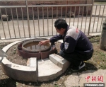 图为常福昌测量水域蒸发量。(资料图) 甘肃省水利厅供图 - 甘肃新闻