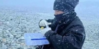 图为年轻的科考队员汪文强冒雪在海拔5200米的珠峰大本营进行换膜工作。　兰州大学供图 - 甘肃新闻