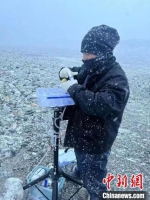 图为年轻的科考队员汪文强冒雪在海拔5200米的珠峰大本营进行换膜工作。　兰州大学供图 - 甘肃新闻