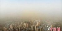5月6日，航拍被沙尘笼罩的兰州城区。　李亚龙 摄 - 甘肃新闻