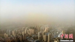 5月6日，航拍被沙尘笼罩的兰州城区。　李亚龙 摄 - 甘肃新闻
