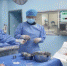 5月10日，兰州大学第一医院介入医学科手术室内，主管护师党磊(右一)配合医生完成手术。　高莹 摄 - 甘肃新闻