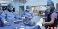 5月10日，兰州大学第一医院介入医学科手术室内，主管护师党磊(右一)配合医生完成手术。　高莹 摄 - 甘肃新闻