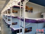 “金塔号”列车犹如多种丝路景观移动式“展示窗”，让出行旅客大饱眼福。　卢玉 摄 - 甘肃新闻